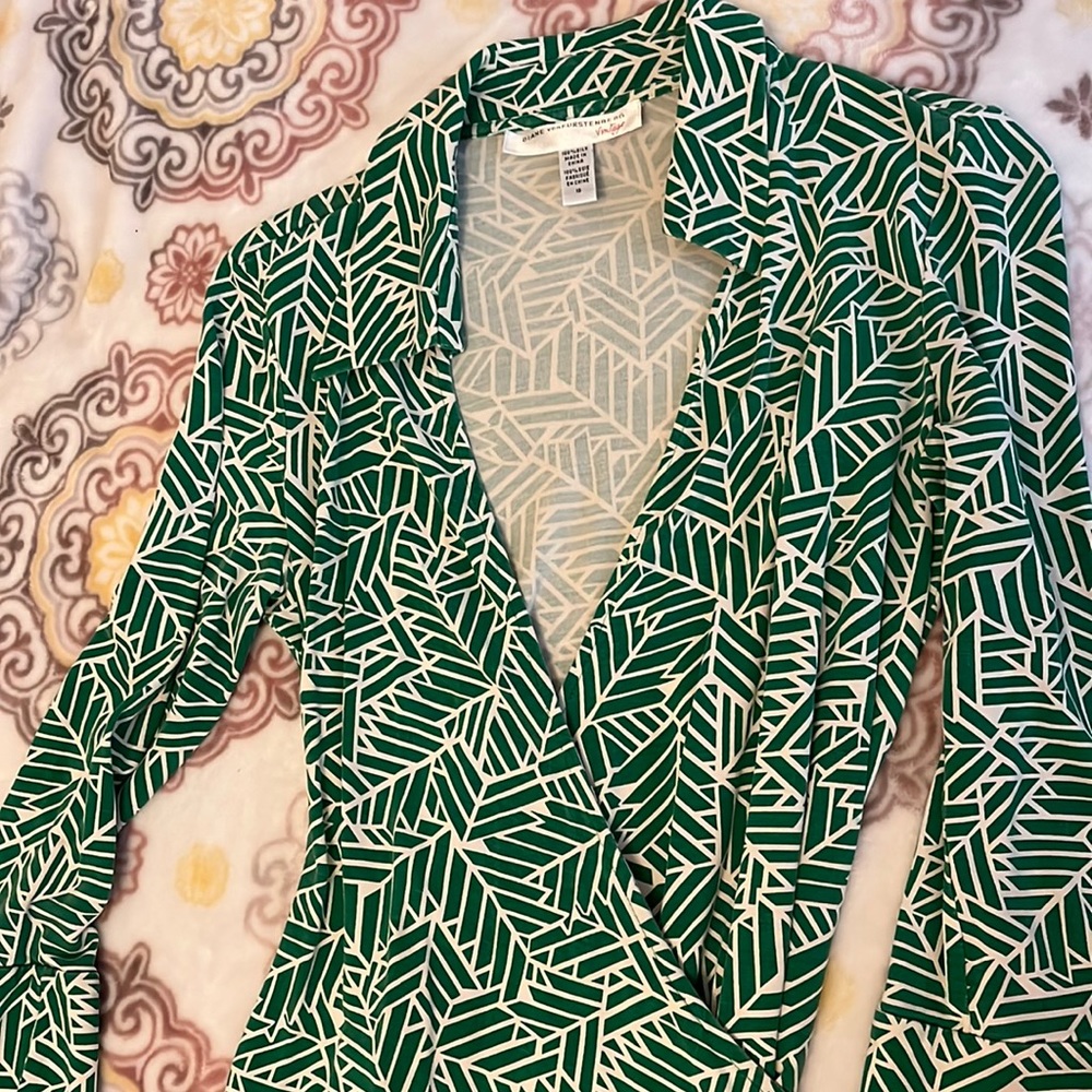 Diane von Furstenberg vintage wrap around dress. Size 10, 3/4 sleeves.